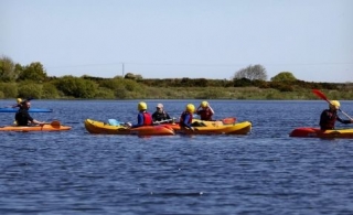  Kayak en el tranquilo lago 